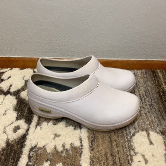 Women’s Slip-Resistant Nurse Clogs - Picture 4 of 9